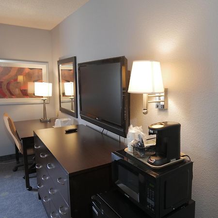 Baymont By Wyndham Flint Airport North Hotell Exteriör bild