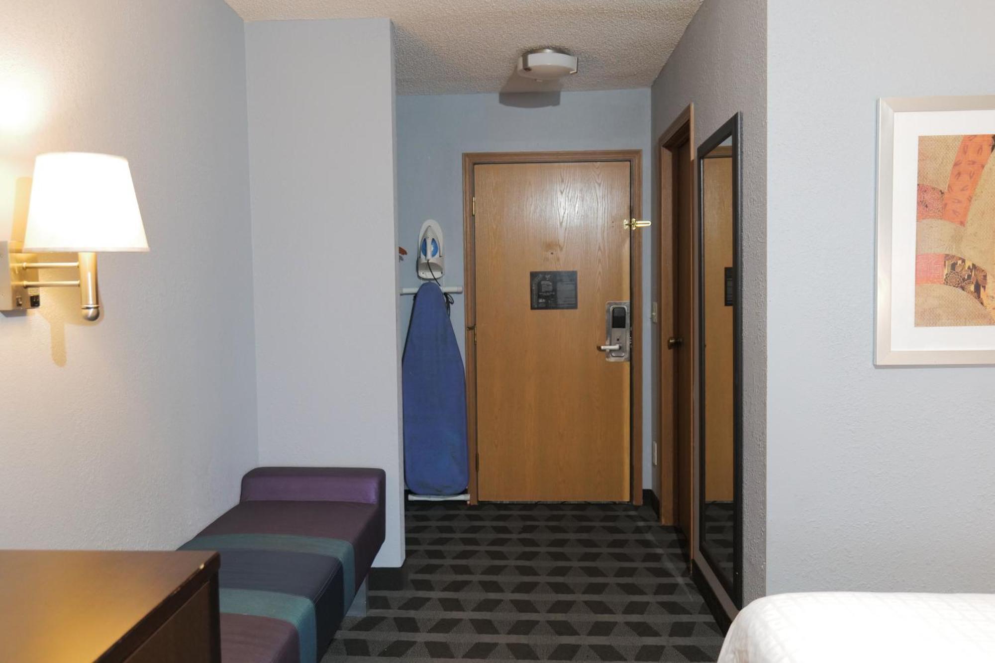 Baymont By Wyndham Flint Airport North Hotell Exteriör bild