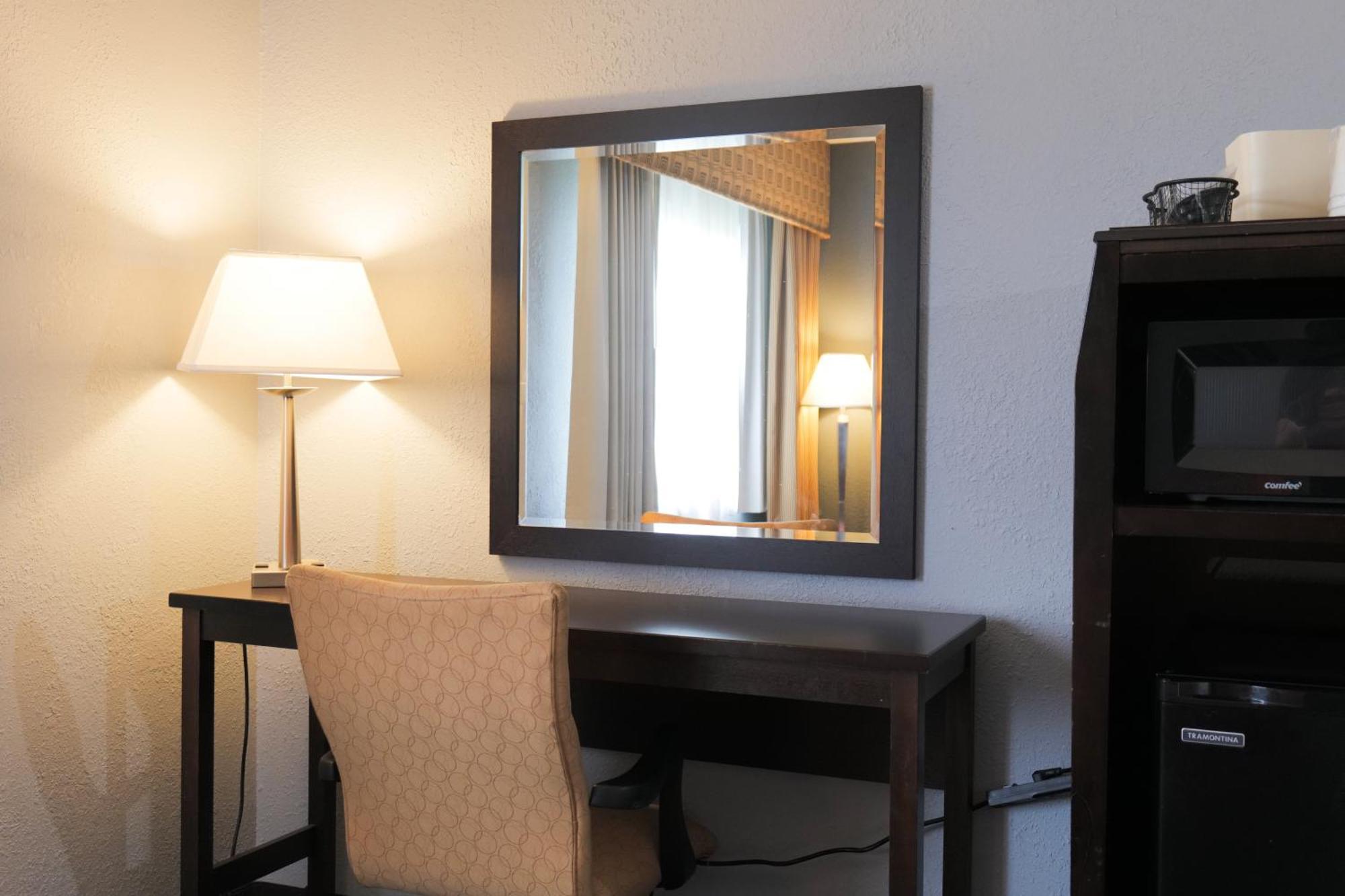 Baymont By Wyndham Flint Airport North Hotell Exteriör bild