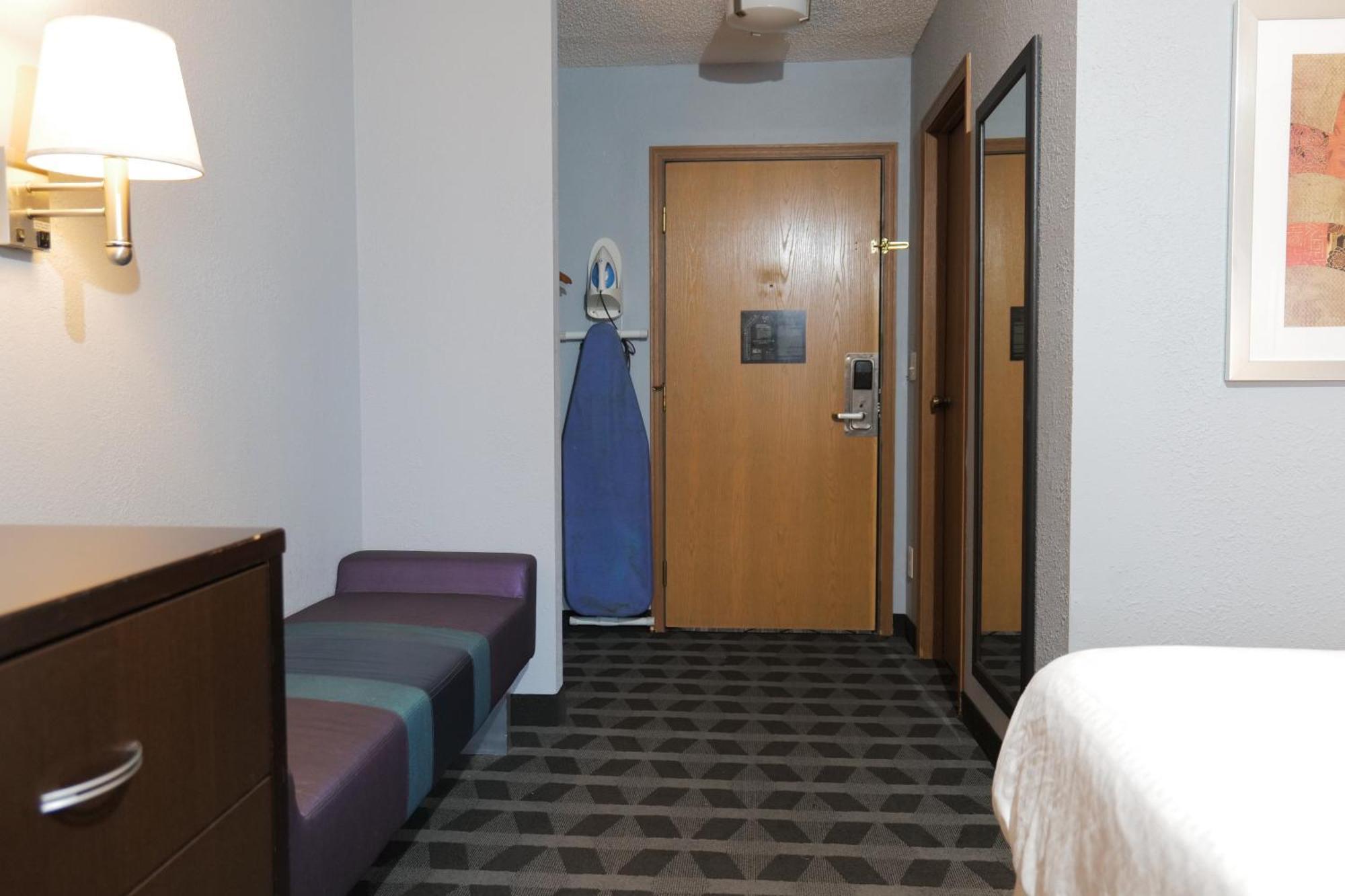 Baymont By Wyndham Flint Airport North Hotell Exteriör bild