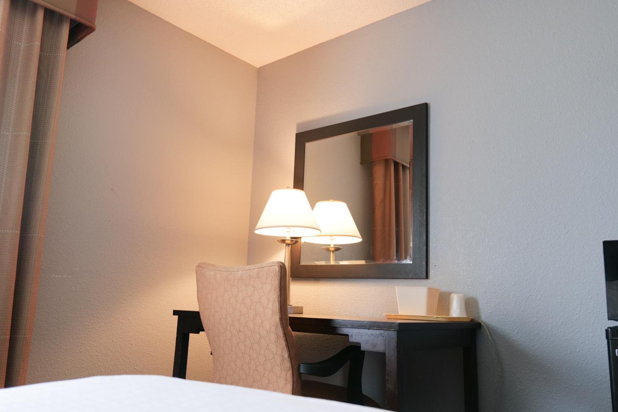Baymont By Wyndham Flint Airport North Hotell Exteriör bild