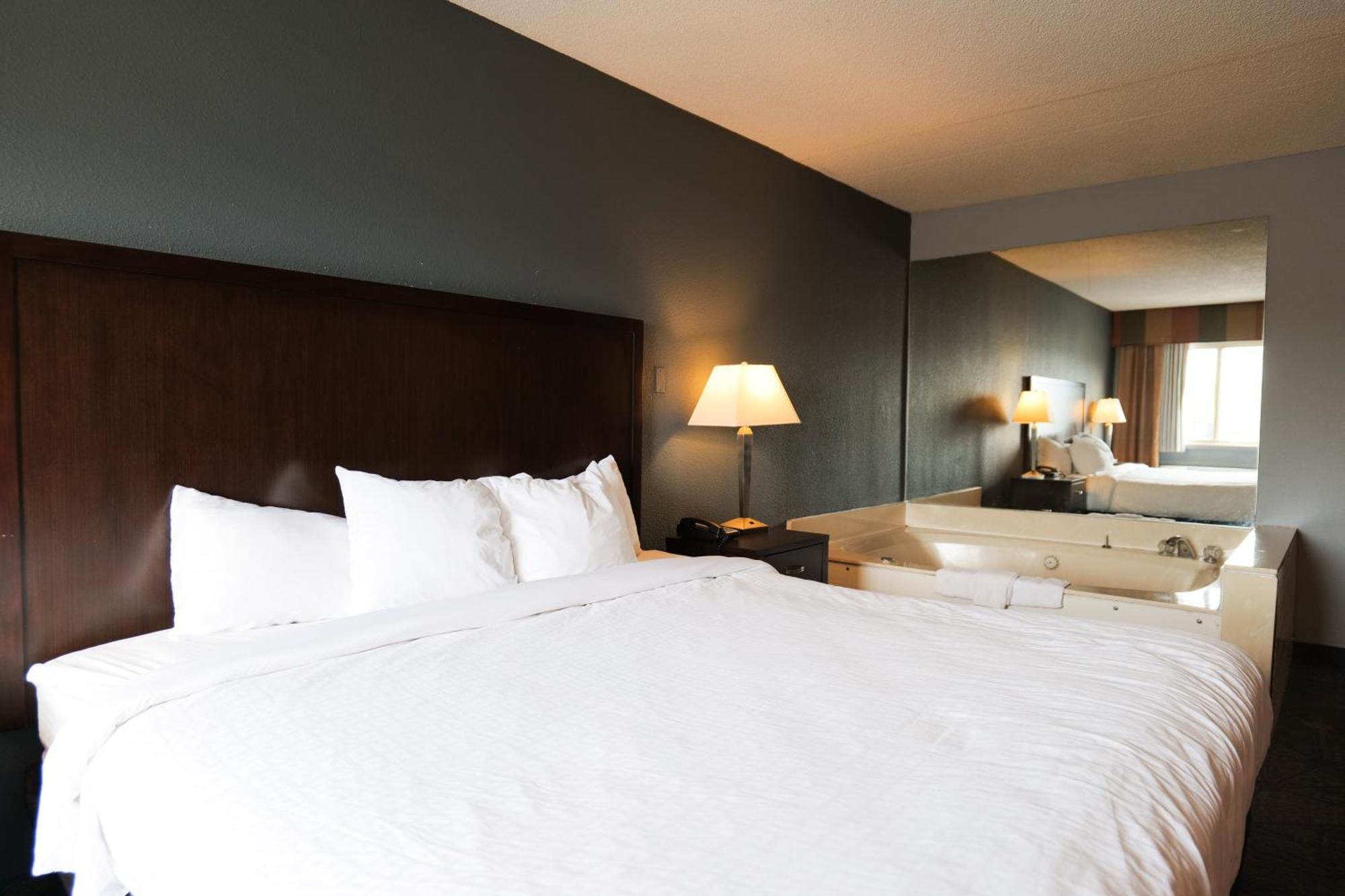 Baymont By Wyndham Flint Airport North Hotell Exteriör bild